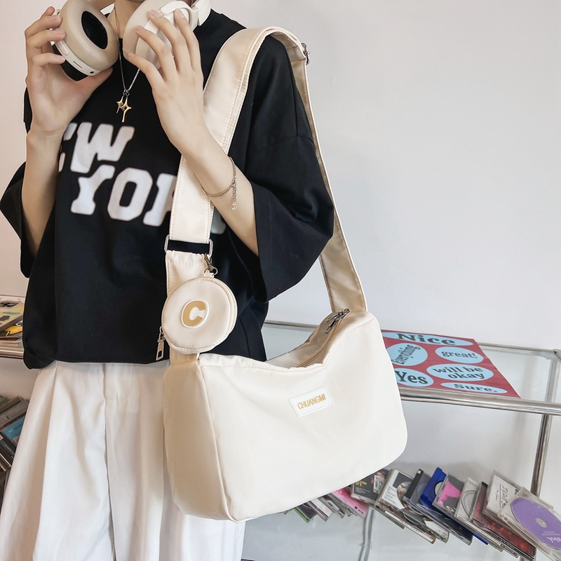 Bolso de Material de tela de nailon para mujer, nuevo diseño de nicho, diseño de banda ancha, bandolera de un hombro, bolso de bola de masa para mujer_voghion.com