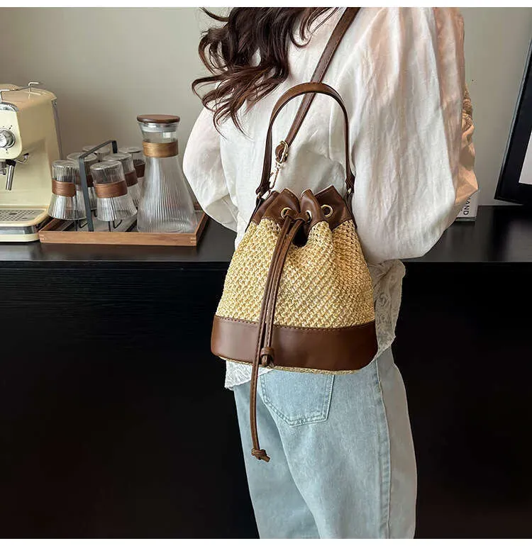 Borsa a secchiello di design di nicchia per donna, borsa a mano piccola, borsa a tracolla in paglia, stile alla moda e di alta qualità._voghion.com