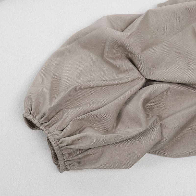 Completo da donna per il pendolarismo: camicetta con ampio risvolto e pantaloni con maniche a pieghe_voghion.com