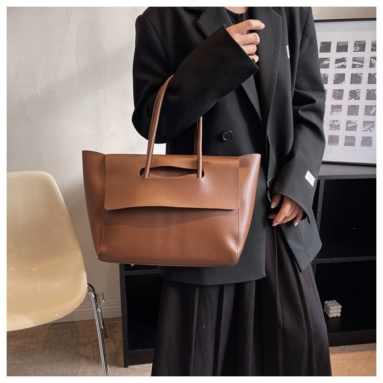 Große 2025S Designer High-End Big Bag Damentasche Neue trendige koreanische Version der Handtasche mit großer Kapazität Retro Pendlertasche Messenger Bag_voghion.com