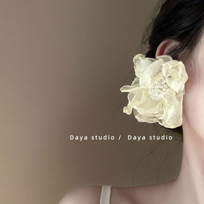 Moonlight Soft Gauze Atmosphere French Retro Chiffon Pearl Flower Earrings Exaggerated High End Small Fairy Temperament_voghion.com