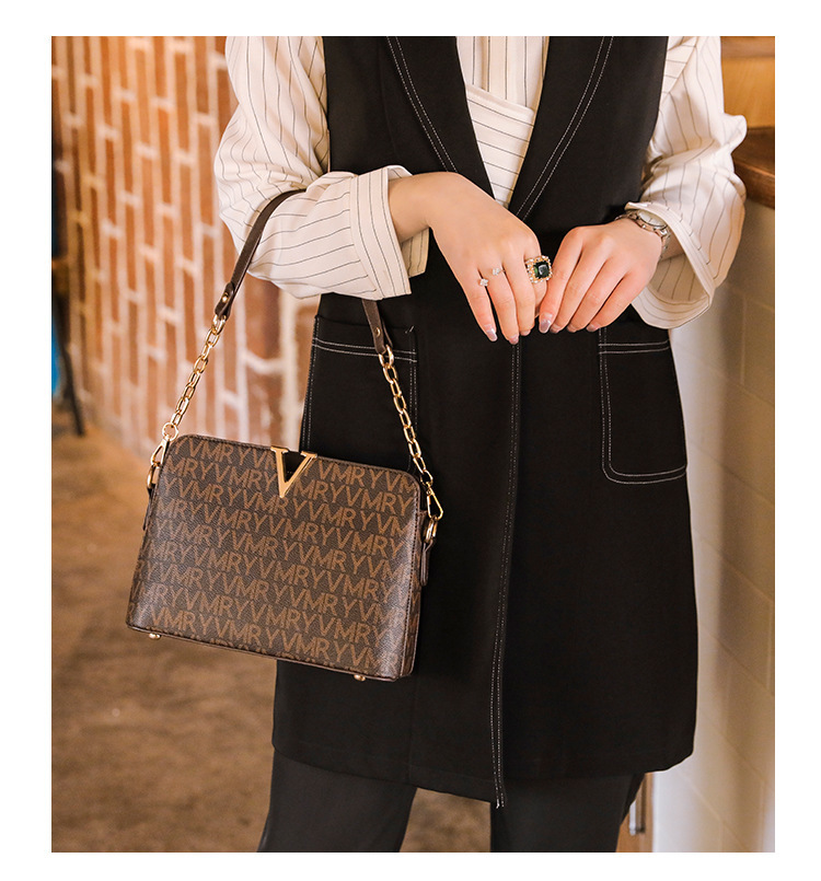 Die neue Damentasche ist eine modische und leicht zu tragende Retro-bedruckte Muscheltasche mit schräger Umhängetasche und Kettenhandtasche_voghion.com