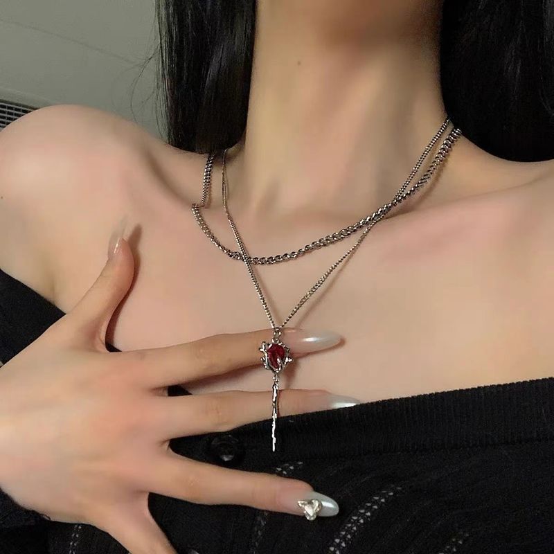 Collier pendentif rose en zircon rouge à double couche Y2K en chaîne de pierre superposée irrégulière ral collier esthétique Egirl_voghion.com