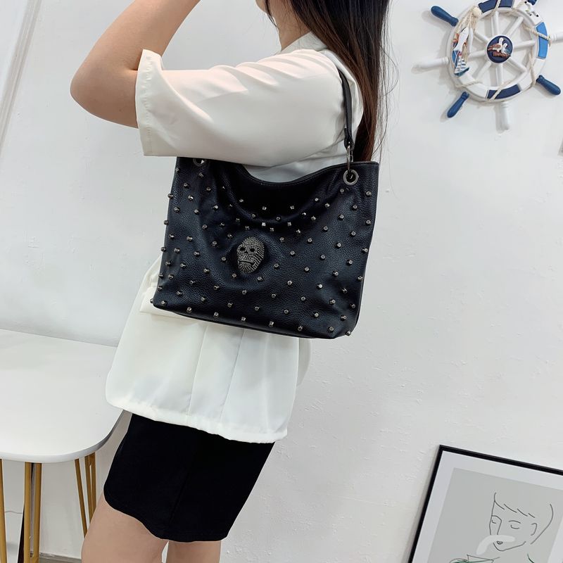Borsa a tracolla con secchiello gotico - Borsa a tracolla con teschio borchiato di grande capacità per donna (borsa tote alla moda per tutti i giorni, spaziosa e regolabile, in stile punk)_voghion.com