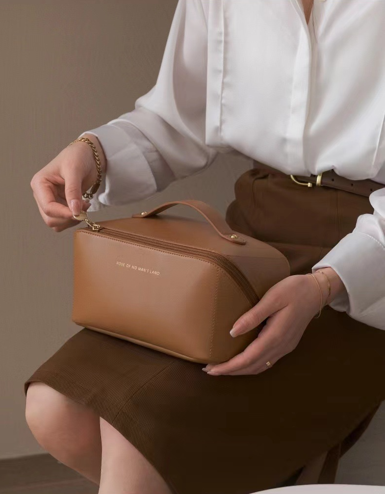 Sacs pour femmes Pu oreiller sac cosmétique accordéon sac cosmétique portable femme grande capacité style sac de rangement cosmétique en gros_voghion.com