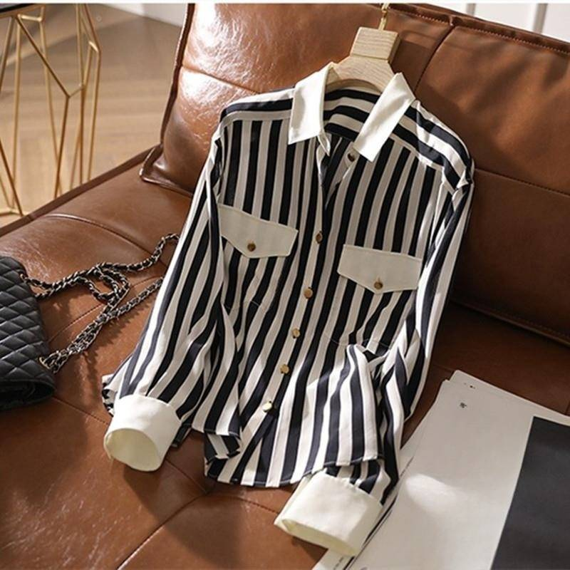 Abbigliamento Donna Un capo evergreen indispensabile in tutte le stagioni, adatto per gli spostamenti, camicia ampia in seta con_voghion.com