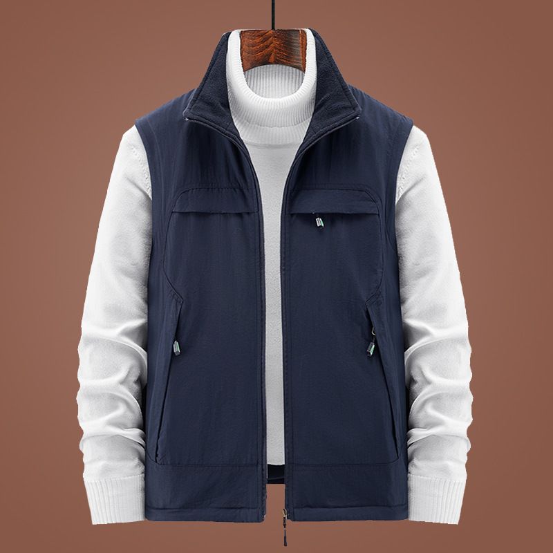 Colete masculino reversível com gola alta, jaqueta sem mangas forrada com lã, peça ideal para usar em camadas em atividades esportivas ao ar livre, com vários bolsos._voghion.com