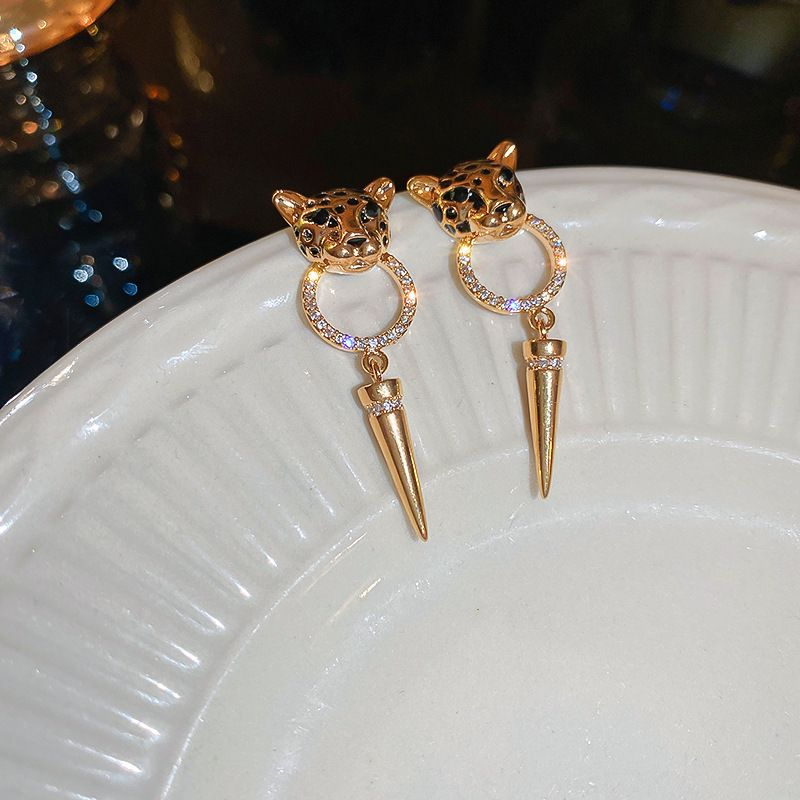 Léopard pour femme haut de gamme personnalisé tendance hip-hop. Les boucles d'oreilles en or sont légères et luxueuses, avec un_voghion.com