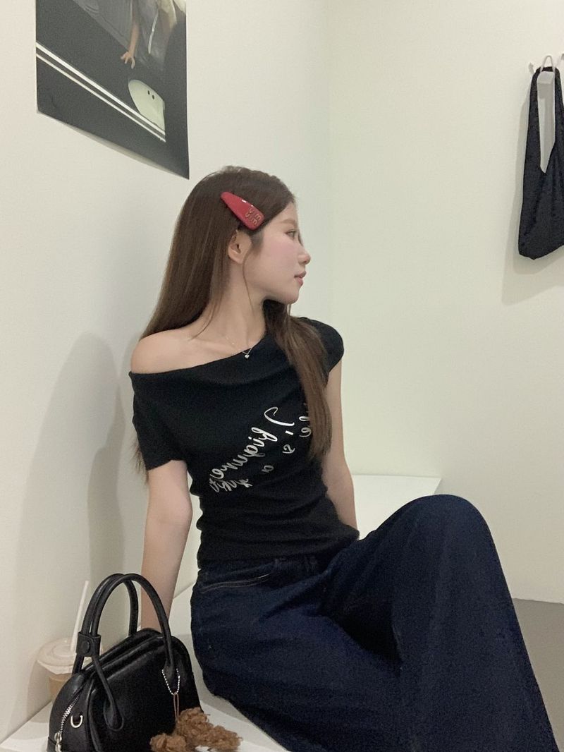 T-Shirt mit einem Kragen und Ärmeln für Damen im Sommer 2025, mit Buchstabendruck, der sie schlank und schick aussehen lässt._voghion.com