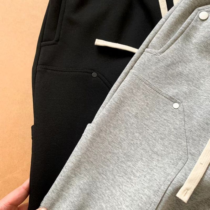 Hochwertige, einfarbige Jogginghose mit doppeltem Knieaufnäher und mehreren Taschen für Herren_voghion.com