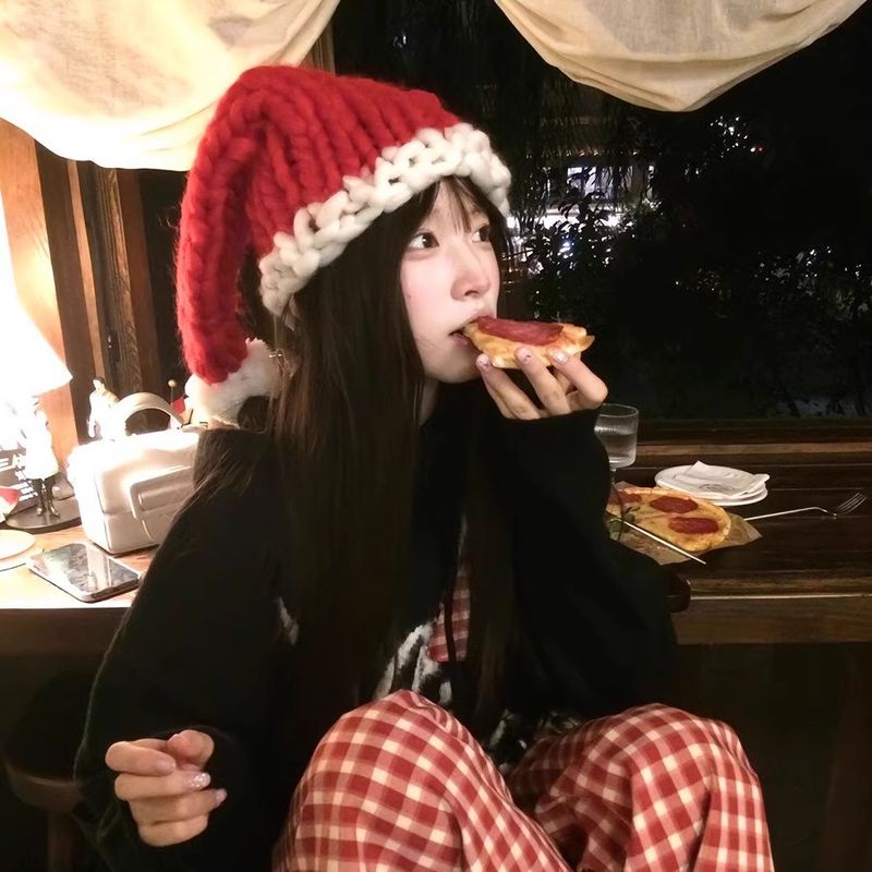 Κόκκινο για παιδική φωτογραφία, γλυκιά και χαριτωμένη ατμόσφαιρα, μεγάλο κεφάλι, μικρό πρόσωπο, ζεστό πλεκτό καπέλο_voghion.com