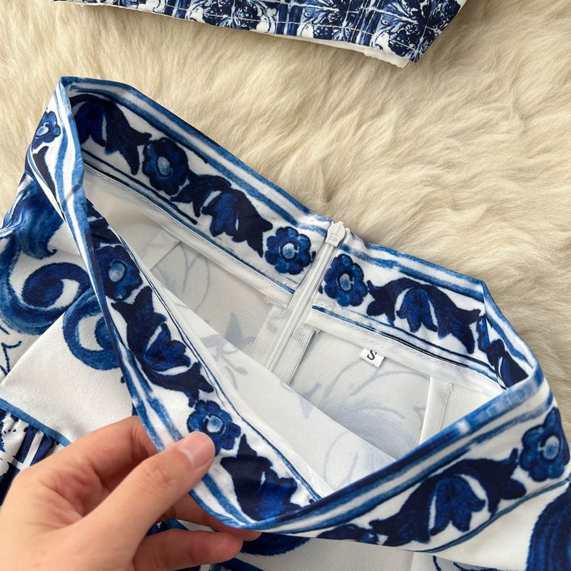 Abbigliamento da donna, estivo, blu e bianco, con stampa in porcellana, completo tridimensionale con cuscinetti per il seno, top corto a tubino, bretelle, gonna plissettata, set da due pezzi_voghion.com