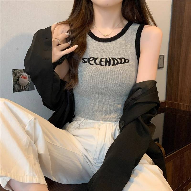 Yllään Camisole-toppi, plus-kokoinen tyttö kuuman tytön kanssa, jolla on dopamiinihihaton toppi kesällä_voghion.com