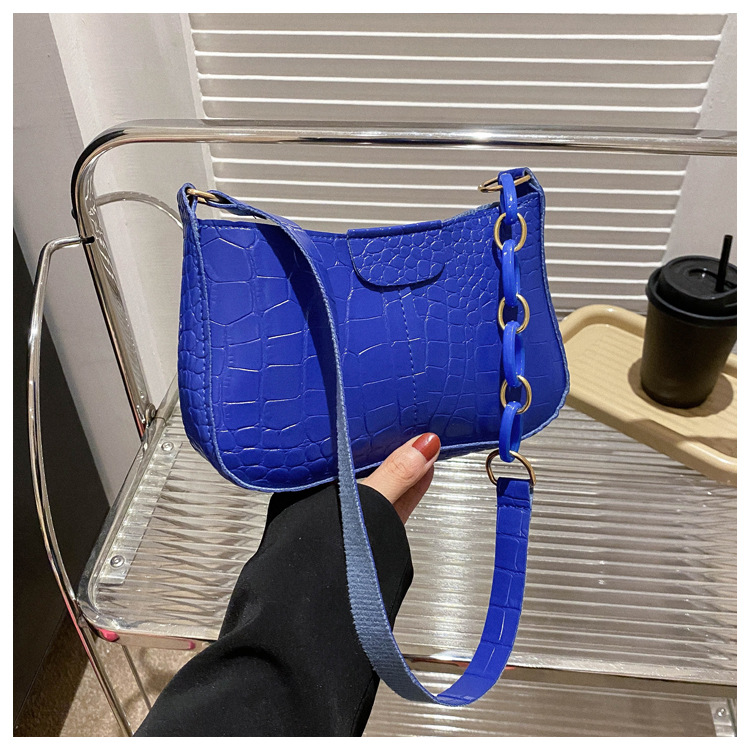 2023 Spring New Simple Trend One Shoulder Underarm Small Square Bag Net Red Fashion Temperament Commuter Bag Female_voghion.com