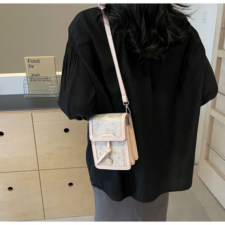 Niche Design Embroidered 2024 New Women's Fashion One Shoulder Crossbody Versatile Popular Small Square Bag_voghion.com