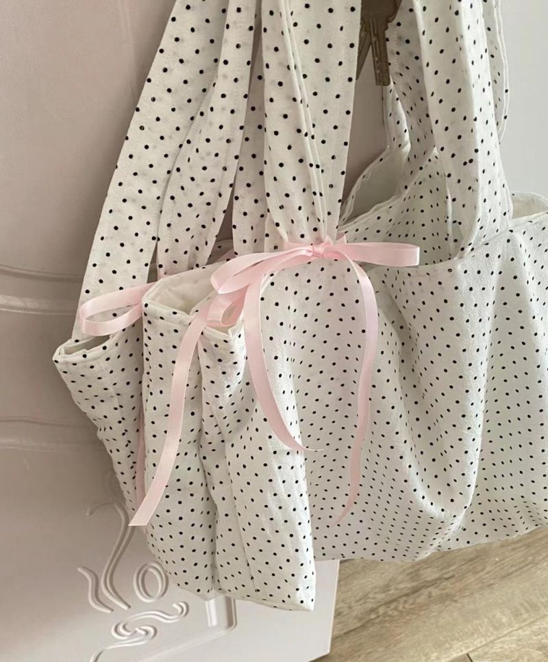 2025 Frühling und Sommer Neue Instagram Polka Dots Mädchen Studenten Niedlich Hundert Schulter Große Kapazität Handheld Pendler Tasche_voghion.com