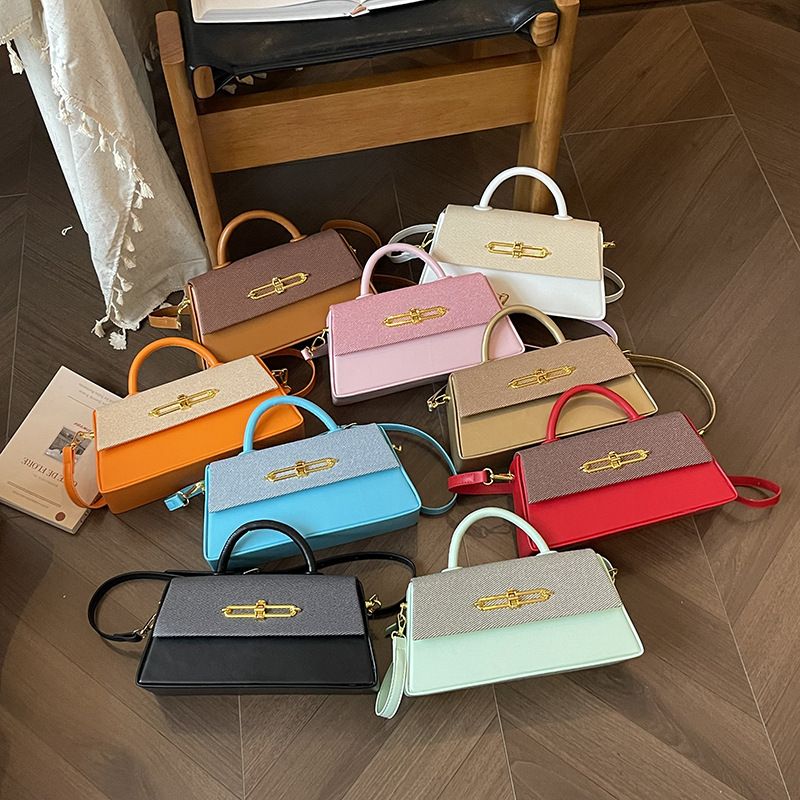 Borsa a tracolla rigida con tracolla singola, nuova tendenza moda 2025 per donna_voghion.com