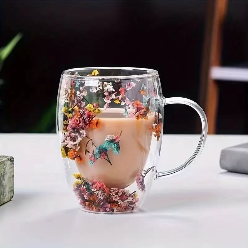 Doppelschichtiger Glasbecher mit getrockneten Blumen – 400 ml, hitzebeständiger Becher (handgefertigtes Blumendesign mit bequemem Griff und Goldrand)_voghion.com
