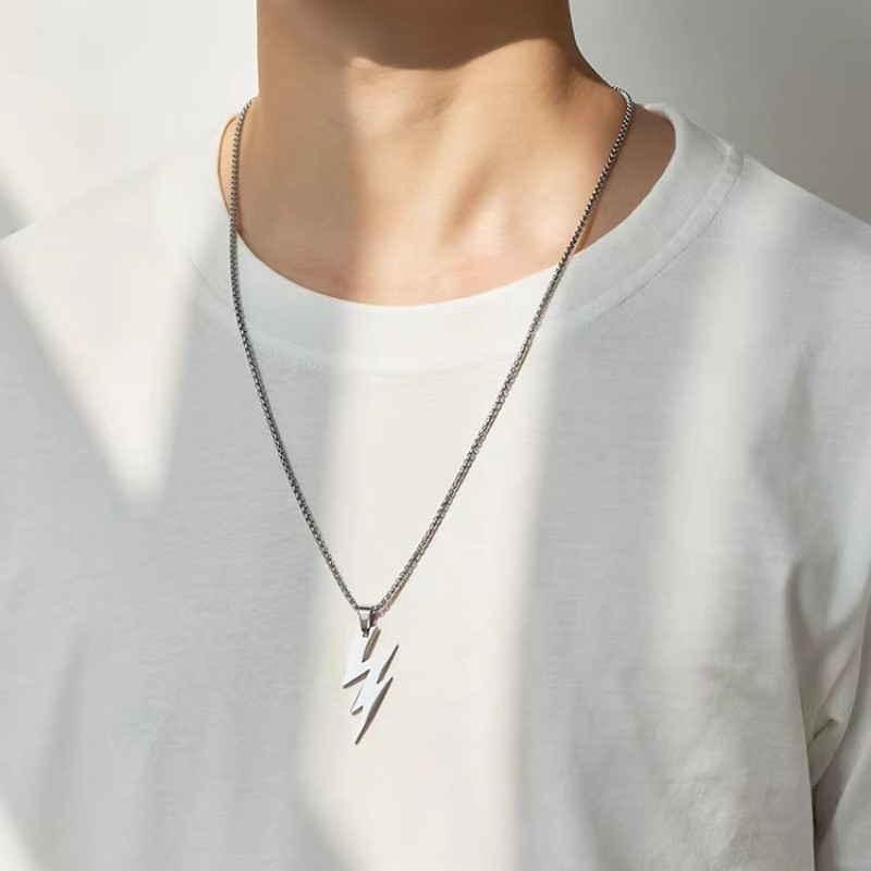 Nuovo maglione con cappuccio versatile con personalità minimalista hip-hop alla moda da uomo con ciondolo a forma di fulmine in acciaio al titanio_voghion.com