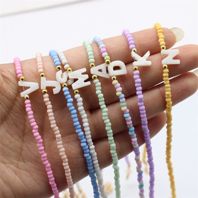 Collana girocollo con perline di Boemia alla moda, fatta a mano, da donna, con iniziali da 26 lettere, ciondolo a conchiglia, catena color caramella, gioielli di moda._voghion.com
