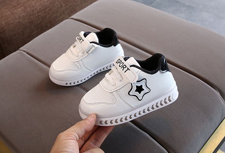 Chaussures de sport lumineuses pour enfants, édition coréenne, petites étoiles blanches à cinq branches, chaussures de marche pour bébés étudiants, nouvelle collection 2024_voghion.com