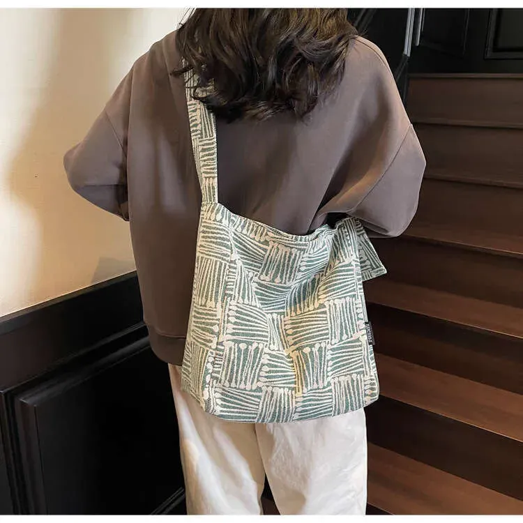 Farblich gestreifte, strukturierte Schultertasche aus Webstoff für Studentinnen – lässig und einfach für den Sommer._voghion.com