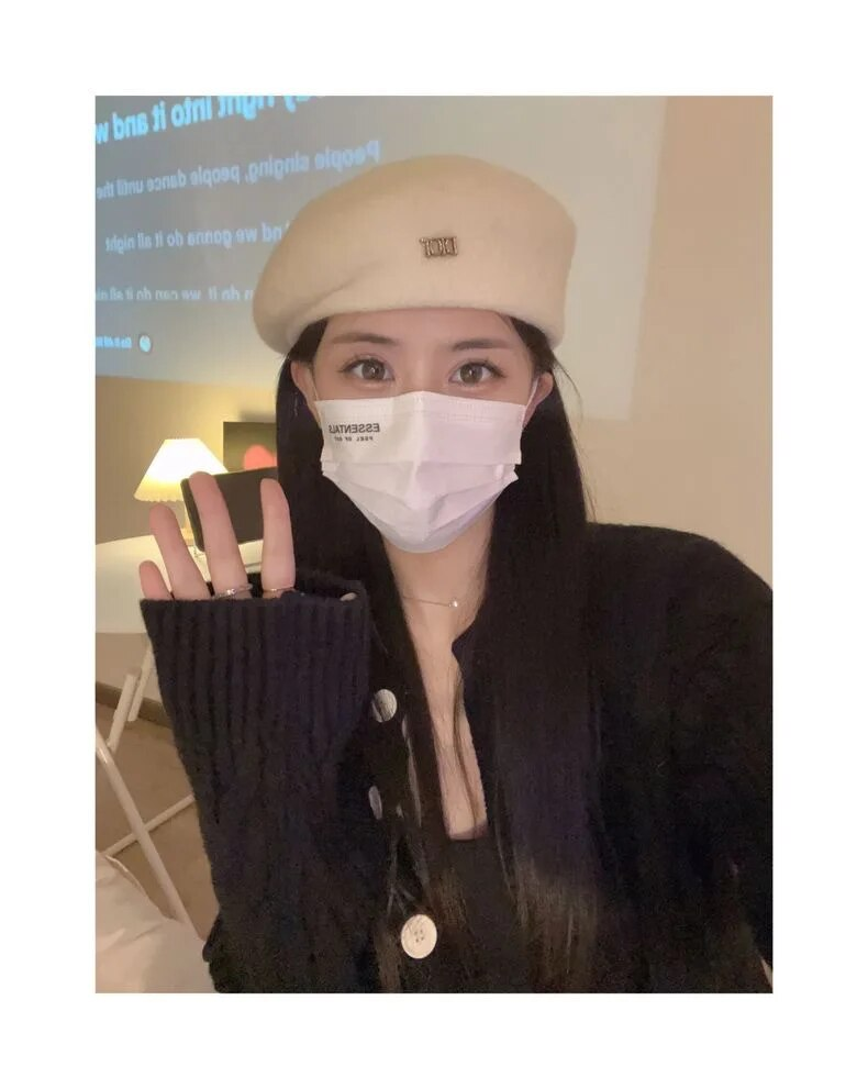 French temperament irregular beret women's autumn and winter face small shaped bud hat white wool painter hat
_voghion.com