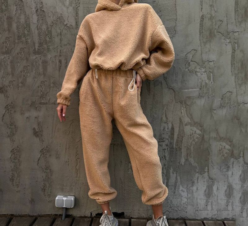 Ensemble pull et pantalon en polaire à manches longues et col rond pour femme - Tenue streetwear décontractée deux pièces (disponible en beige, bleu, noir, blanc)_voghion.com