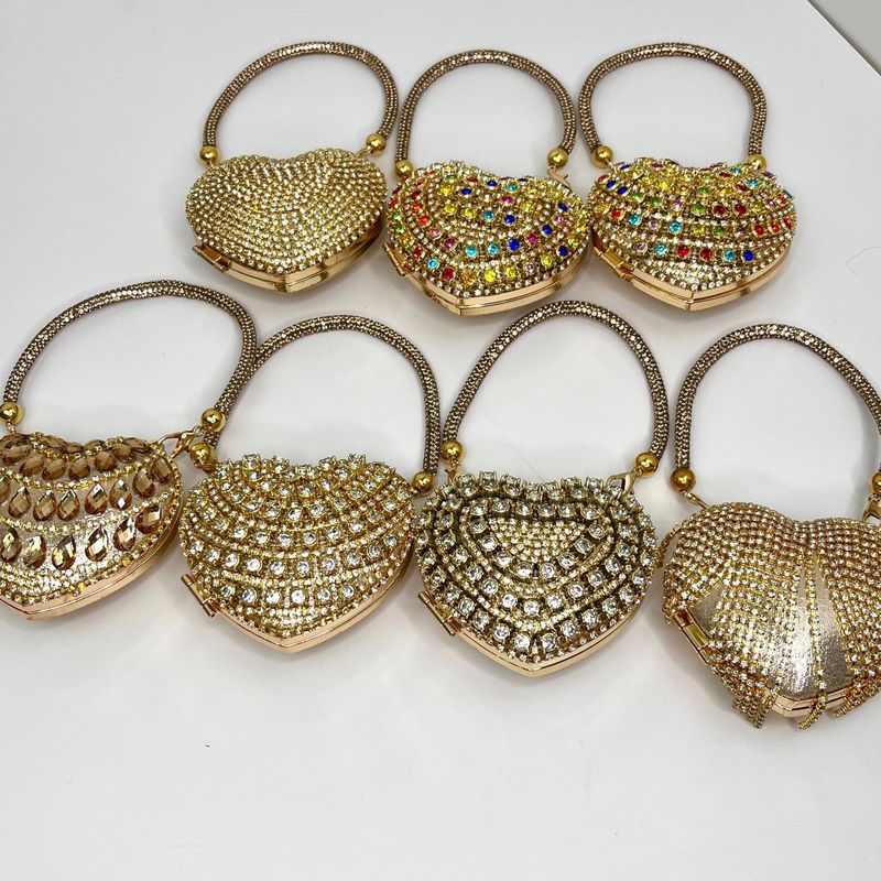 Borsa a tracolla da sera da donna con mini catena a cuore e strass, nuova moda 2024_voghion.com