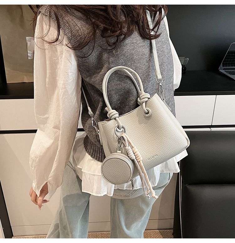 Borsa a mano da pendolare di nicchia alla moda per le donne 2025, nuova borsa a tracolla da donna con tracolla a secchiello e texture semplice_voghion.com