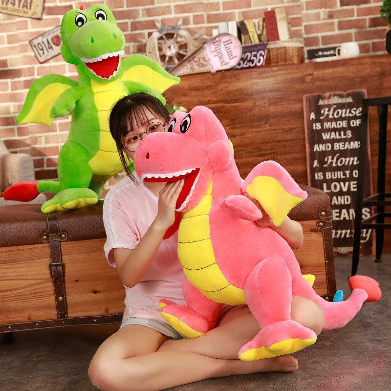 Et un adorable dinosaure en peluche, une poupée dragon ailé, un animal en peluche_voghion.com