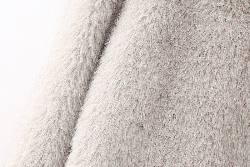 Jaqueta curta feminina com efeito de pele artificial para inverno_voghion.com