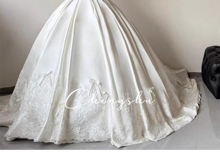 Vintage-Brautkleid aus Spitze – Schlankmachendes A-Linien-Satinkleid mit langen Ärmeln und Schleppe, Prinzessinnenärmeln und Korsettrücken (XS-XXL)_voghion.com