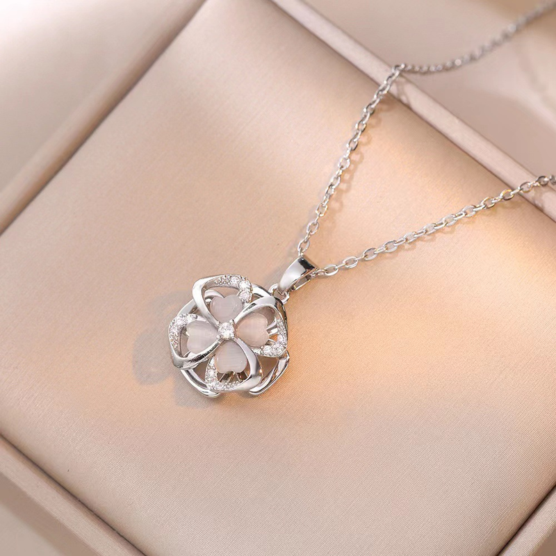Collana da donna a forma di cuore rotante con quattro foglie, leggermente intarsiata con diamanti e zirconi, collana elegante e versatile._voghion.com