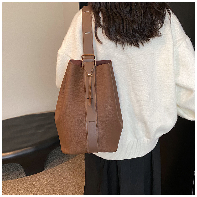 Nieuwe Retro Niche Design Tas voor Vrouwen Licht Luxe Hoge Esthetische Waarde Enkele Schouder Crossbody Tas Grote Capaciteit Brede Schouderband Emmer Tas_voghion.com