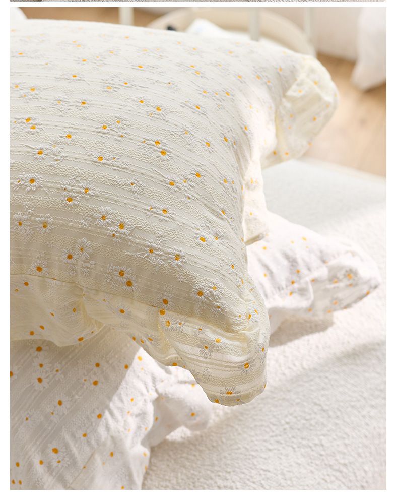 Cuscini decorativi per divani e soggiorni con trapuntatura smerlata_voghion.com