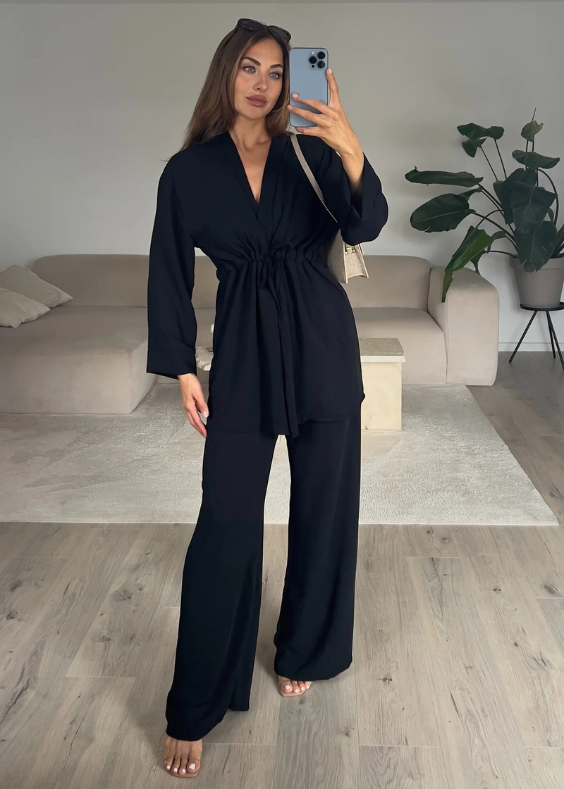 Completo da donna con camicetta e pantaloni a maniche lunghe con cintura in vita - Elegante abbigliamento da ufficio per l'autunno_voghion.com