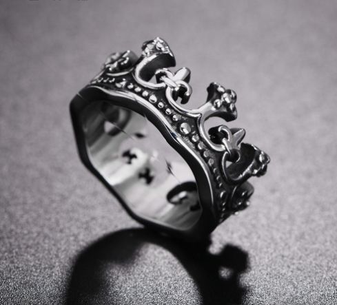 Anello unisex in titanio e acciaio con corona romana antica_voghion.com