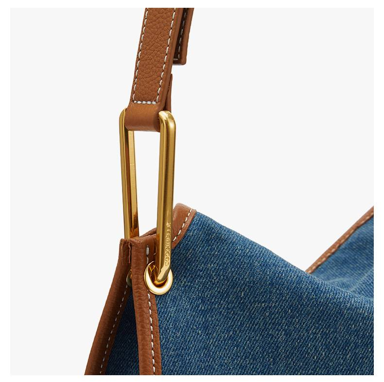 Bolsa de ombro tote jeans Vanessa Jeans da COCCINELLE, tecido azul com acabamento em couro marrom, estilosa e prática para o uso diário_voghion.com