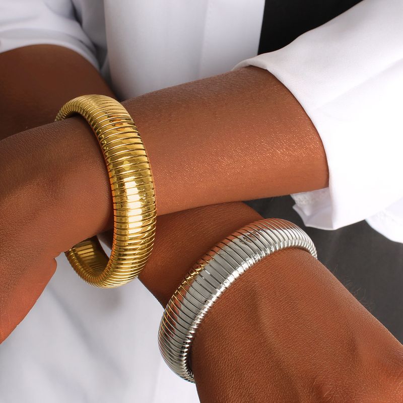 Herrenschmuck, handpoliertes PVD-beschichtetes K-Gold-Armband, einfaches, allgleiches, elastisches, gestreiftes Armband aus Titanstahl, Gänsehaut_voghion.com