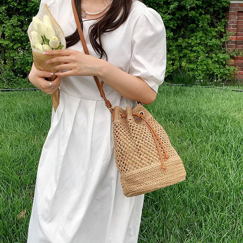 Secchiello di paglia intrecciata estiva per le donne Borsa a tracolla con coulisse semplice Borsa da spiaggia da viaggio Borsa a mano casual intrecciata_voghion.com