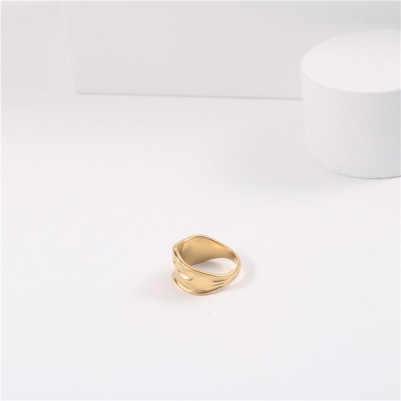 Anello da donna in acciaio al titanio placcato con motivo a martello largo, stile freddo, con texture neutra irregolare, design di design_voghion.com
