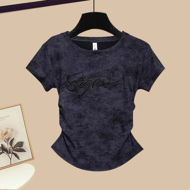 „Set aus besticktem Baumwolltop im Bohemian-Stil und hoch tailliertem Jeansrock im Used-Look – Vintage-Sommeroutfit mit Taillenkette“_voghion.com