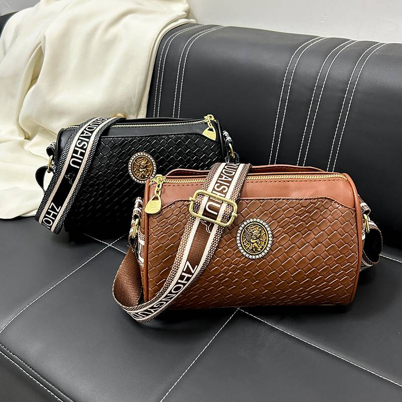 Kožená dámská taška Crossbody Polštář Barrel Woven_voghion.com