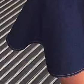 Abito aderente con volant e maniche a sbuffo a V profonda da donna_voghion.com