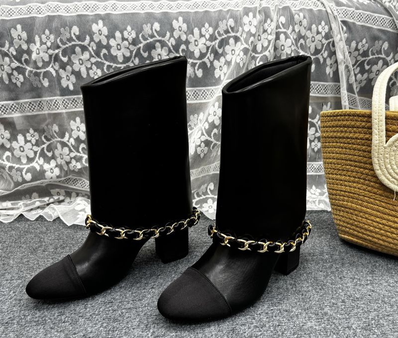 2025 Xiaoxiang New Product Flip Big Chain Thick Heel Trousers Boots Leather Short Boots High Heel Short Boots Fashion Boots Women's Boots_voghion.com