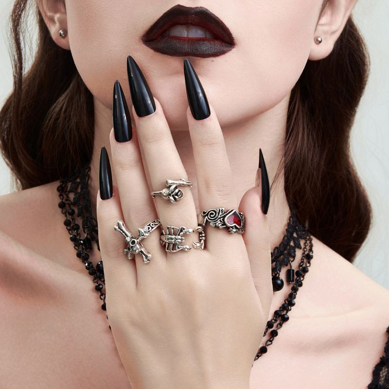 Gioielli: set di teschi di fantasmi oscuri - piccolo anello con croce di ragno di Halloween_voghion.com