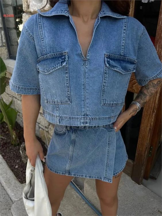 Completo in denim doppiopetto da donna - Camicia corta con scollo a V e pantaloncini con gonna a vita alta, casual streetwear, due pezzi_voghion.com