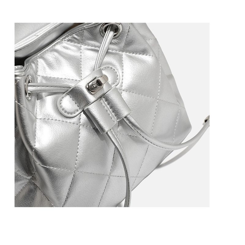 2025 Frühling Sommer Neues Trenddesign Rautenförmige Kette Pendeln Freizeit Einfacher Rucksack Mode High-End Hundert Damentaschen Umhängetasche Personalisiert_voghion.com