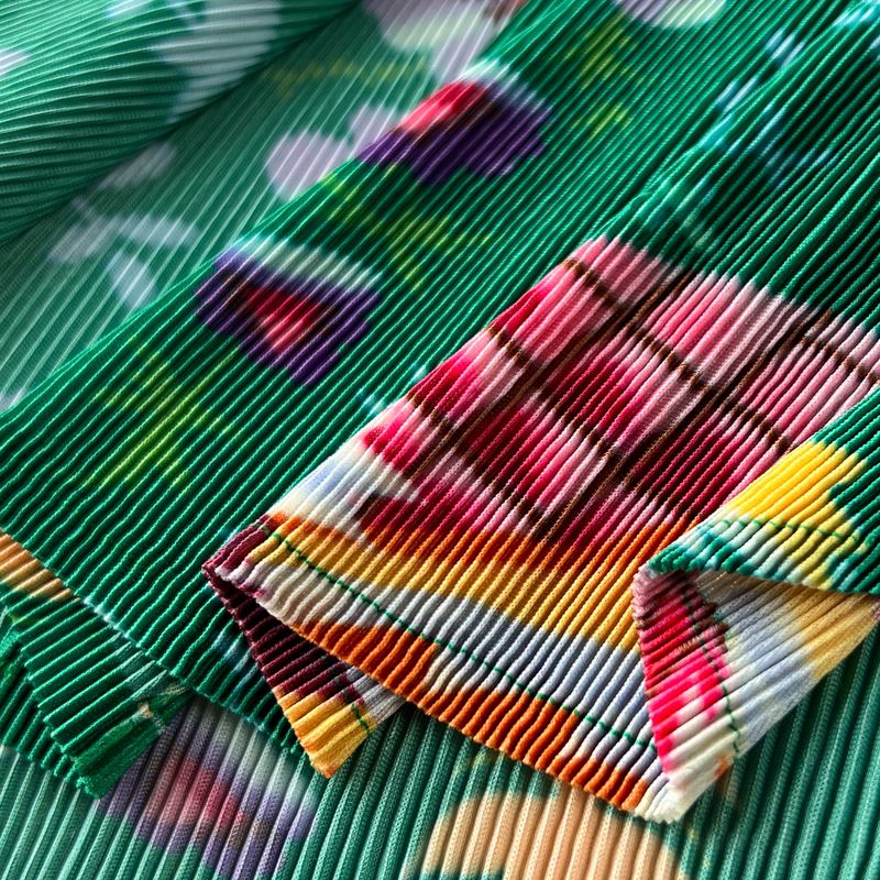 Sieviešu apģērbu kostīms sievietēm, gaišs brieduma stils, vidēja garuma, vienrindu, kroku apdrukas tops + ikdienas bikses ar augstu vidukli_voghion.com